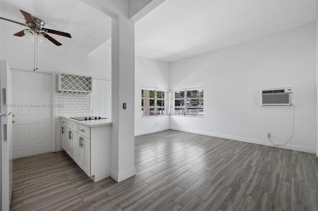 Building Photo - 8135 Crespi Blvd