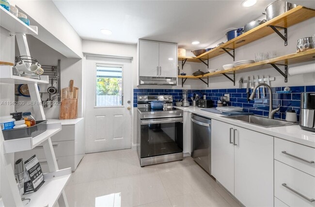 Building Photo - 320 S 28th Ave