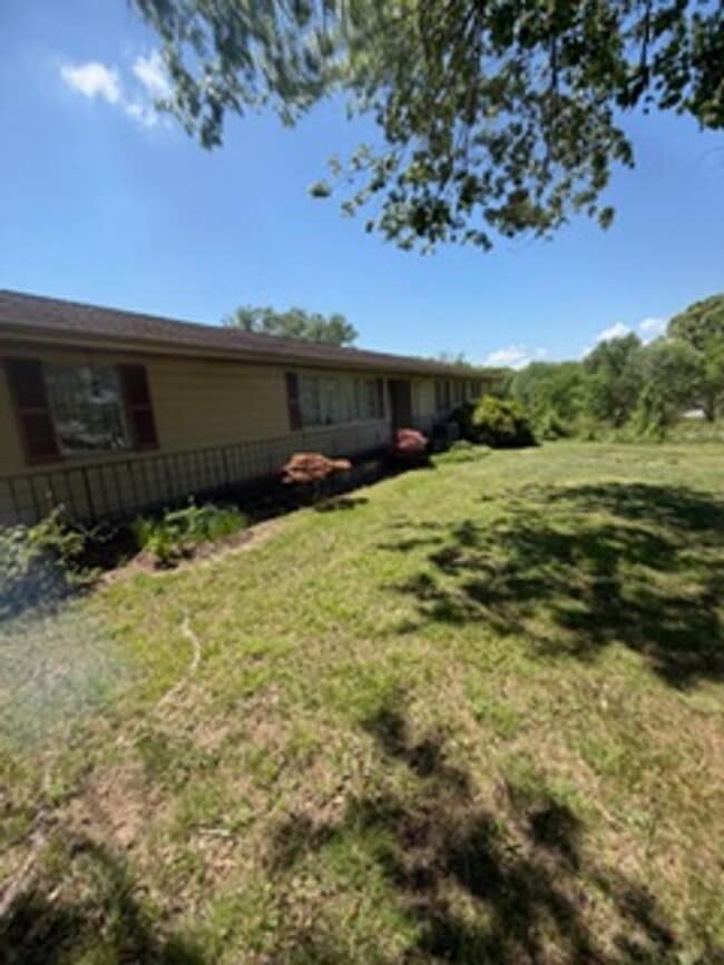 Building Photo - Maryville City  37801 - 3 bedroom, 2.5 bath home Walking distance to Foothills Mall - Contact Deb...