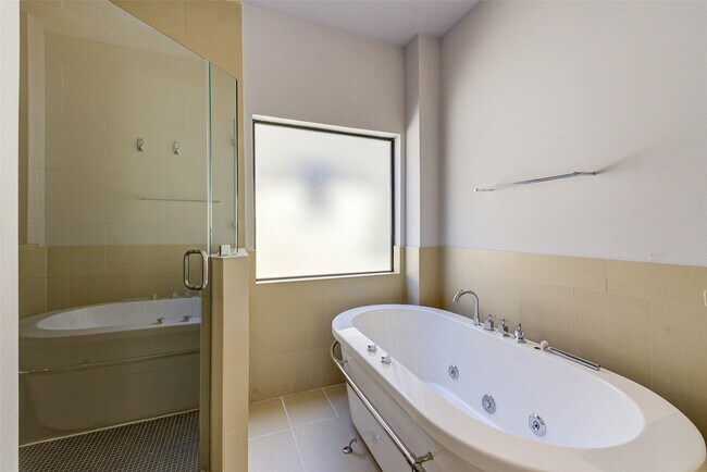 Building Photo - 113 Tuam St