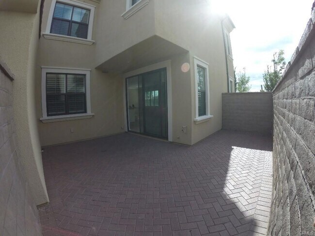 Building Photo - 2bd/2.5ba two car garage end unit condo in Orchard Hill Irvine for rent
