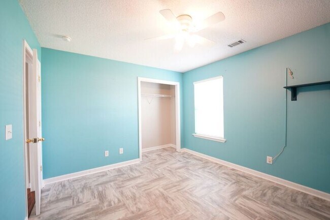 Building Photo - 134 Mustang Dr