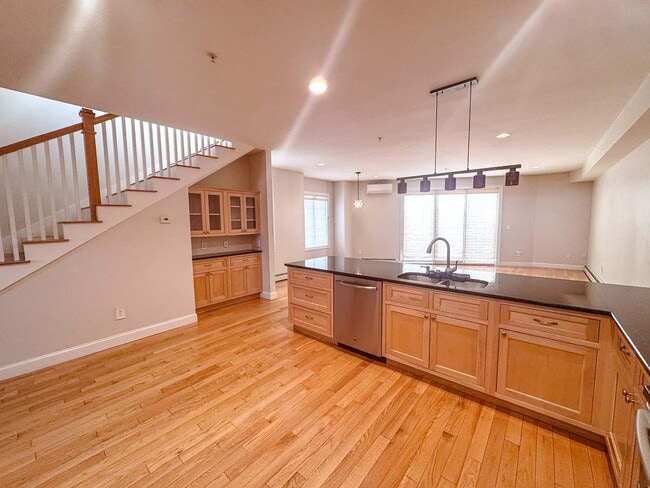 Building Photo - Luxury long term rental in the Heart of Br...