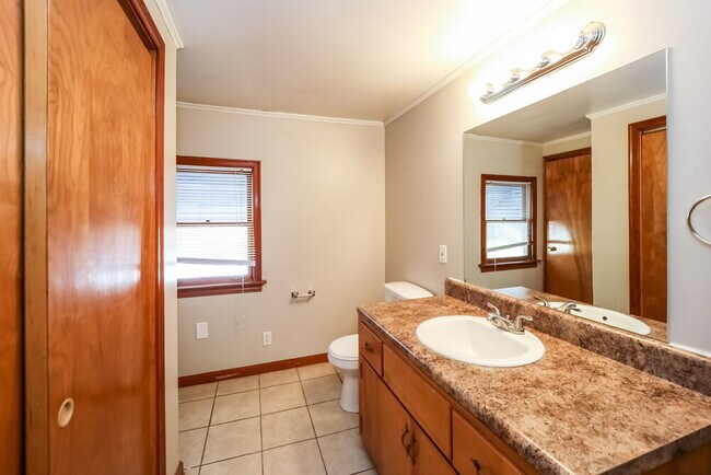 Building Photo - 5299 Sharon St