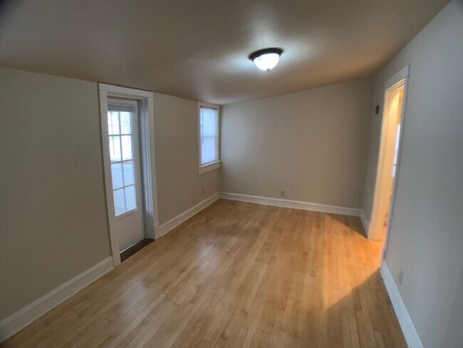 Building Photo - West Allis 3 bedroom 2 full bath home