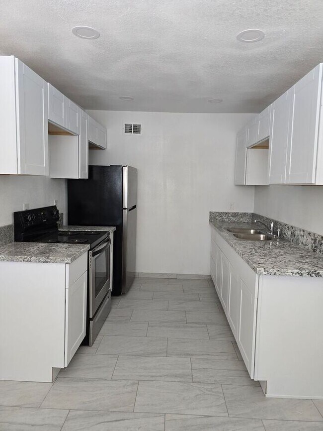 Building Photo - SPACIOUS 2BD/1BA  DUPLEX HOME AVAILABLE NOW!!