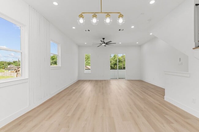 Building Photo - 3344 Sauer St