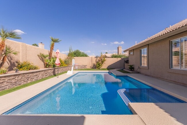 Building Photo - 4 bed 2 bath Stunner w/ Sparkling Pool