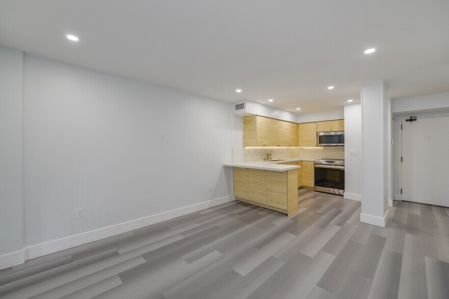 Building Photo - 1800 W 24th St