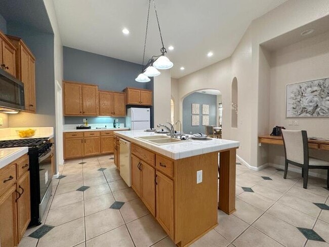 Building Photo - Weston Ranch 4 Bedroom 2.5 Bathroom Home
