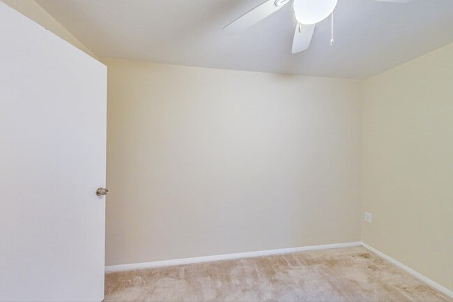 Building Photo - COMING SOON - Updated 3+2.5 End Unit w/ 2 PARKING SPACES