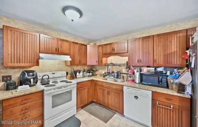 Building Photo - 400 Hemlock Dr