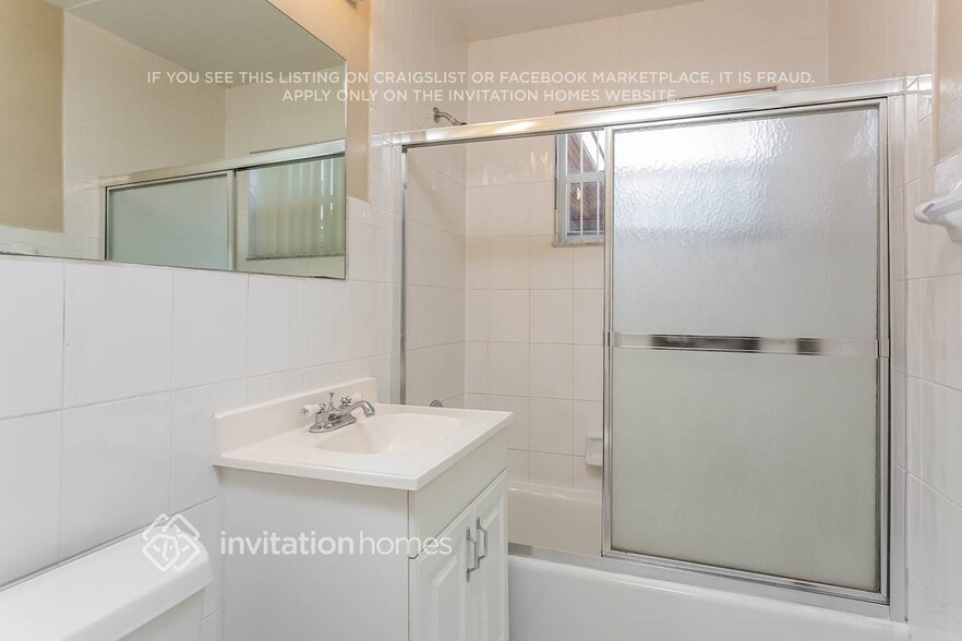 Building Photo - 1313 N Park Rd