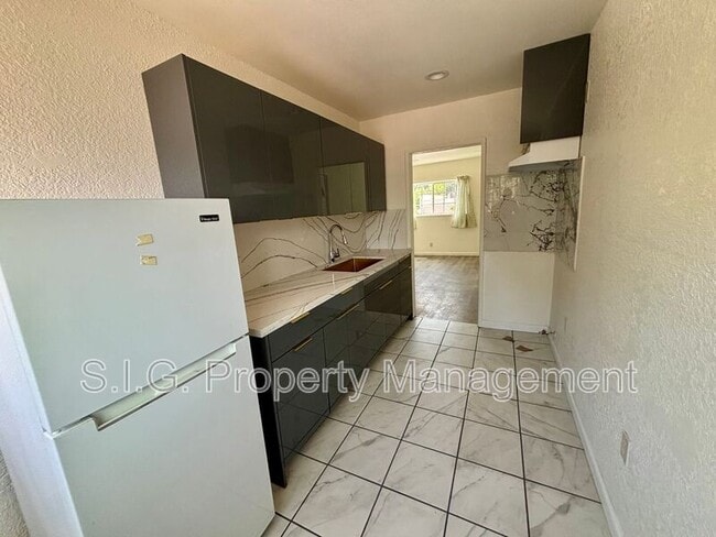 Building Photo - 3819 1/2 Verdugo Rd