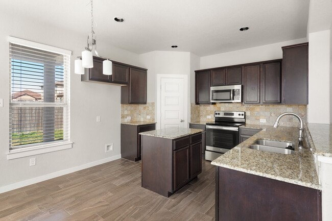 Building Photo - AVAILABLE NOW! Beautiful 3 bedroom Luxury Duplex, New Braunfels, Texas!