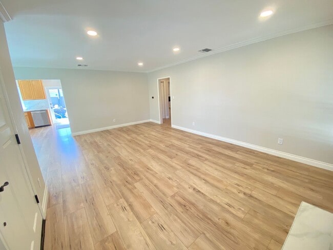 Building Photo - Beautifully Remodeled 3 Bedroom Naples Hou...