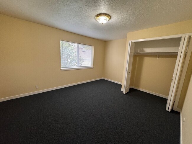 Building Photo - Blocks from UO! 2 large bedrooms 1.5 bath ...
