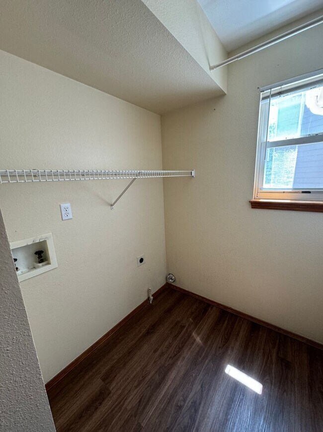 Building Photo - Charming 5 Bed 3 Bath House