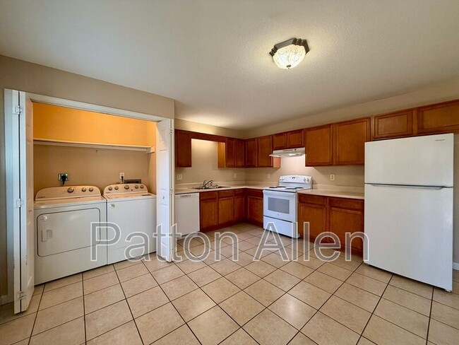 Building Photo - 10 Zell Ln