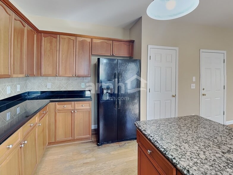 Building Photo - 6855 River Island Cir