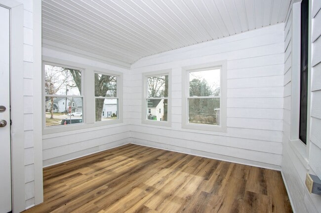 Building Photo - Three bedroom duplex