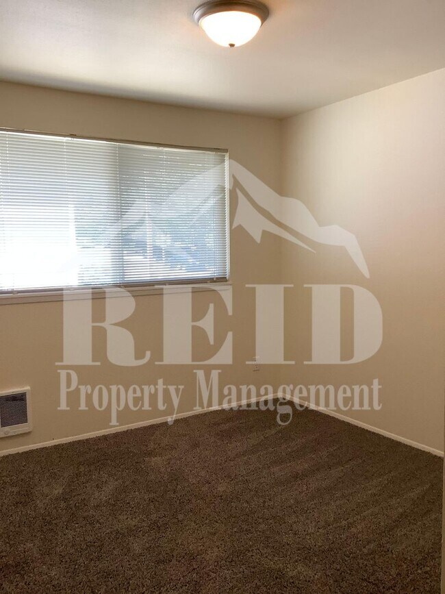 Building Photo - 1054 Callahan Dr