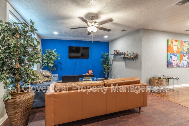 Building Photo - 432 E Drexel Ave