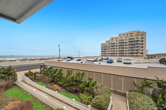 Building Photo - 100 W Broadway