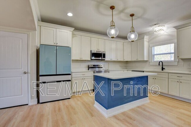 Building Photo - 8028 Glade Rd