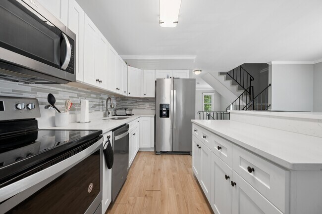 Building Photo - 1615 Colonial Way