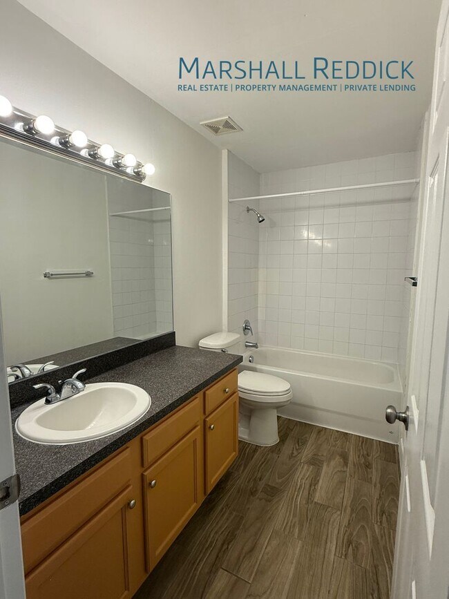 Building Photo - Beautiful wood tile floors! 3 Bed 2 Bath 1...