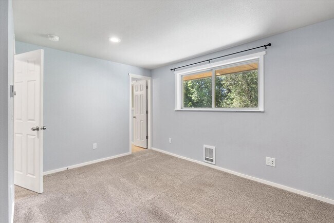 Building Photo - 3 Bed 2 Bath Fully Fenced Split Level Lake...