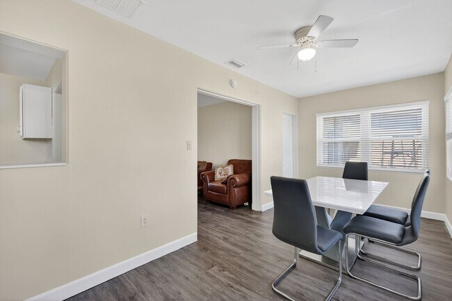 Building Photo - 3 Bedroom Home in Tavares with Large Fenced Backyard