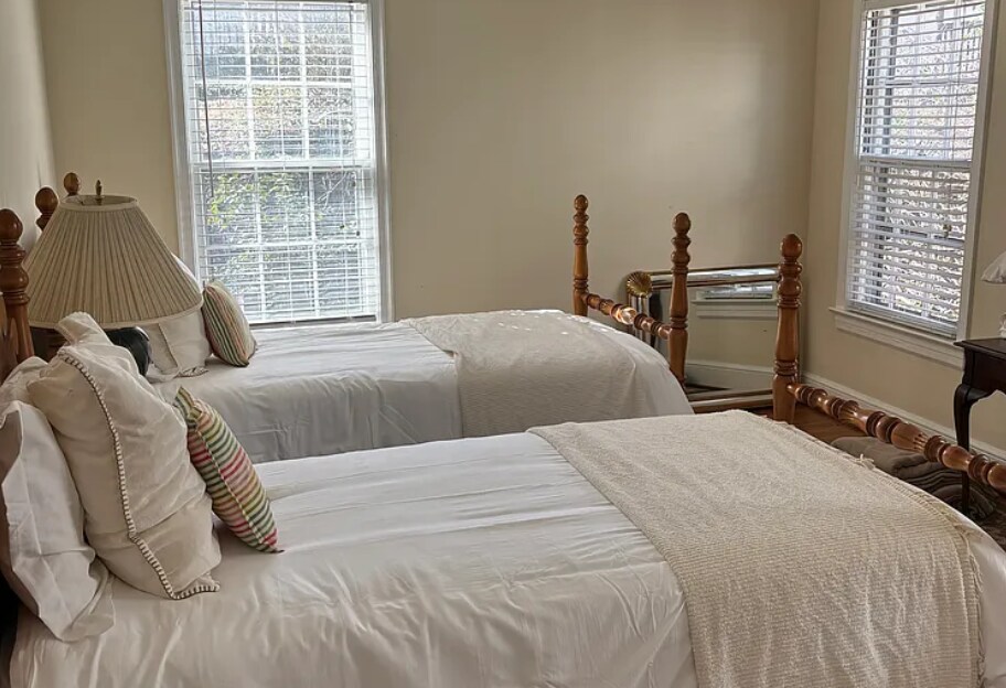 Second bedroom downstairs - 207 Edgedale Dr