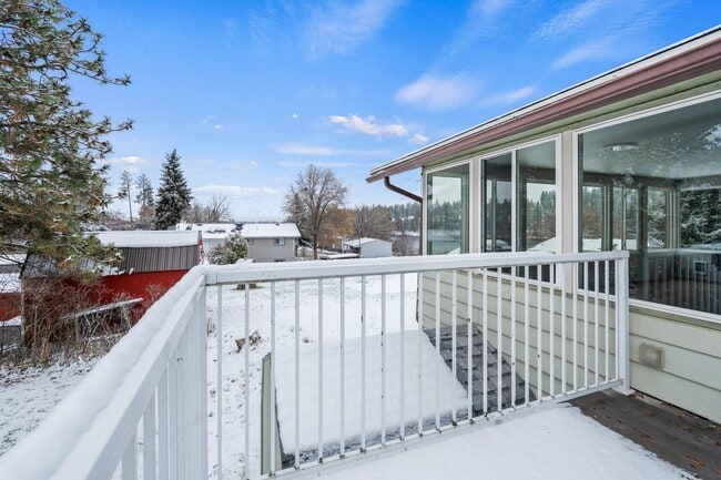 Building Photo - 4-Bedroom Retreat in Medical Lake - 2 Baths & 2,454 Sq/Ft Half Month Rent Free!