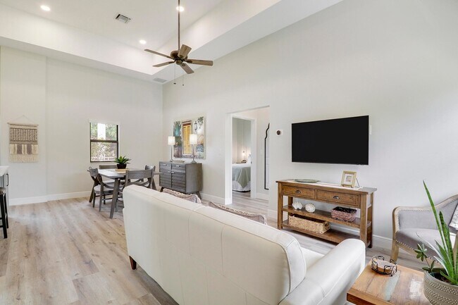 Building Photo - 10735 Lantana Rd