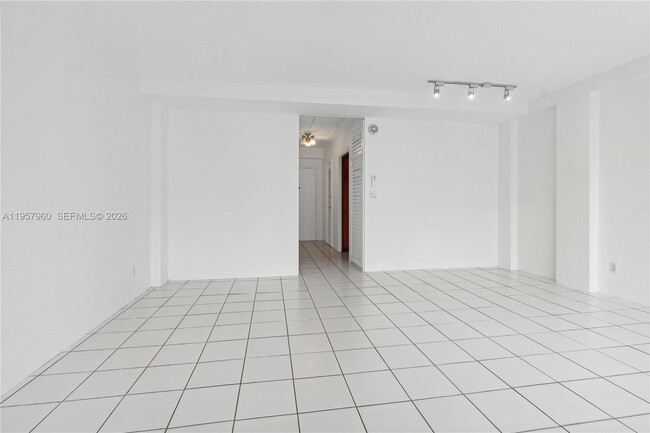 Building Photo - 1430 Brickell Bay Dr