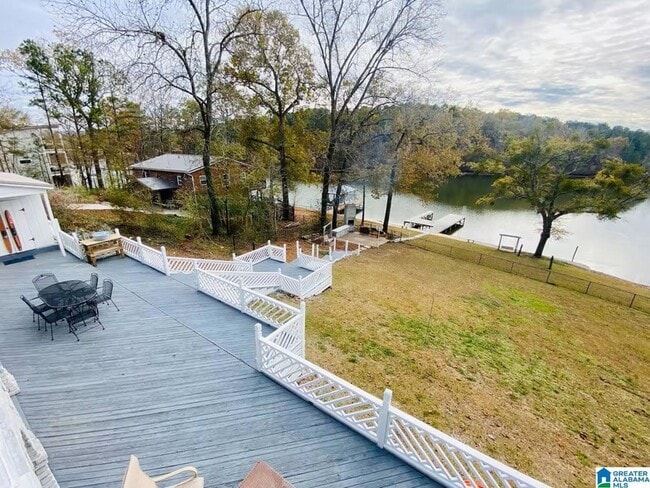 Building Photo - 992 Clear Creek Dr