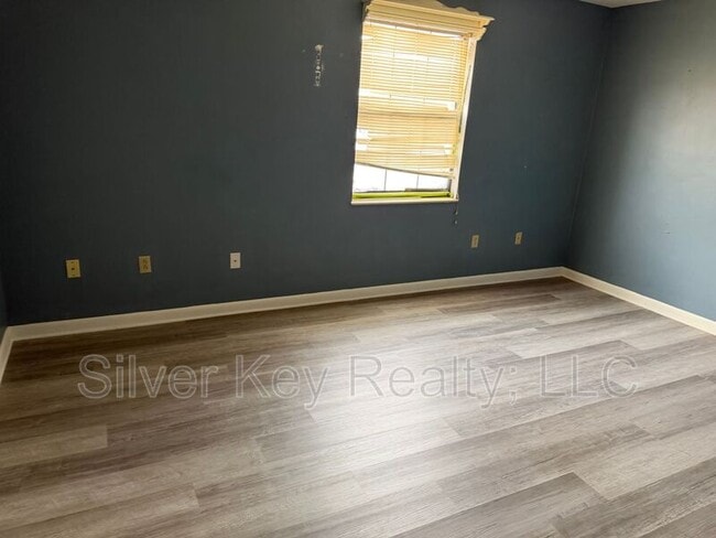 Building Photo - 823 Englewood Rd