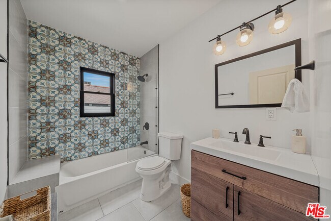 Building Photo - 8822 Rosewood Ave