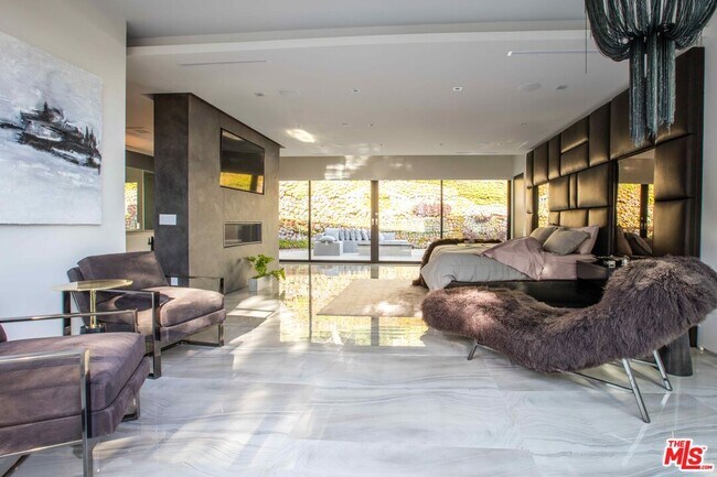 Building Photo - 2210 Bowmont Dr