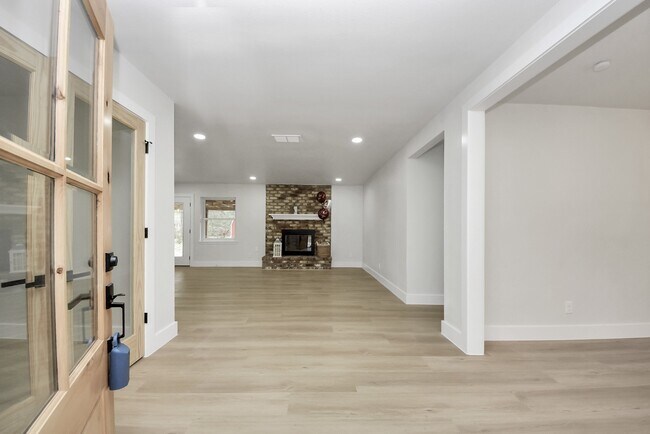 Building Photo - 26206 Maplewood Dr