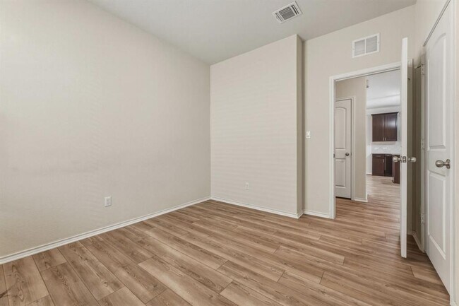 Building Photo - 428 English Oak St