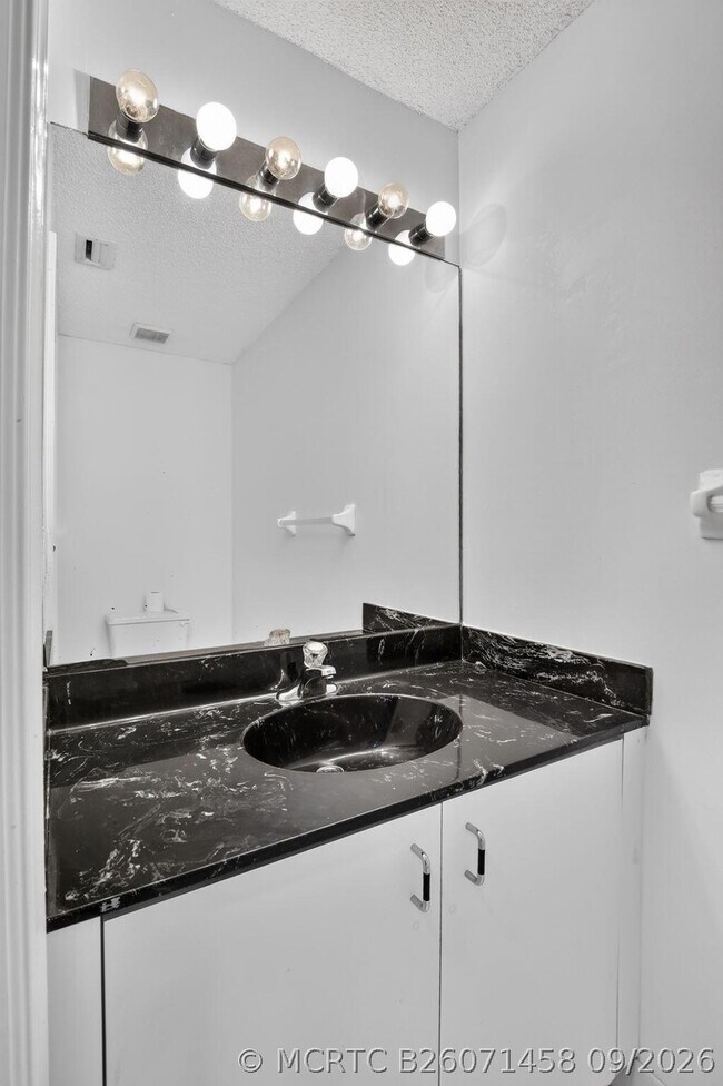 Building Photo - 924 Spoonbill Cir