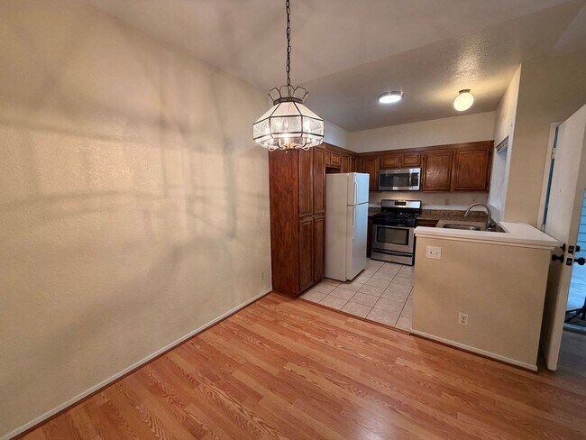 Building Photo - LARGE SECOND FLOOR CONDO UNIT IN FREMONT!