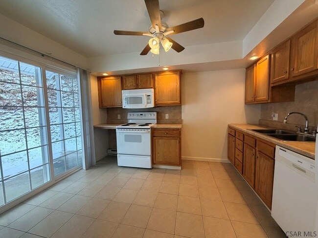 Building Photo - 1915 Young St