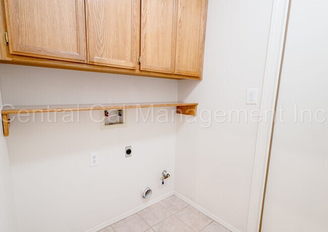 Building Photo - 3 Bedroom + Office, 2 Bath Home with Solar...