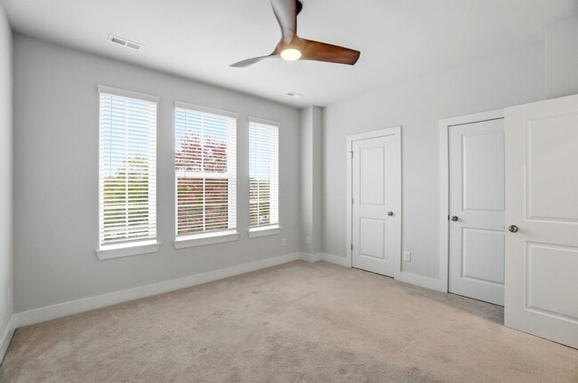 Building Photo - Modern Townhome in the Heart of Plaza Midw...