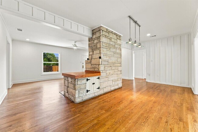Building Photo - 811 E 45th St