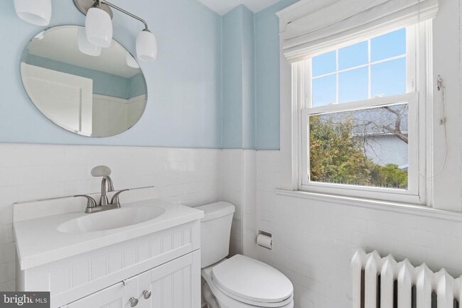 Building Photo - 530 E Manoa Rd